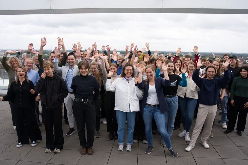 gruppenbild mit jungen Männern und Frauen