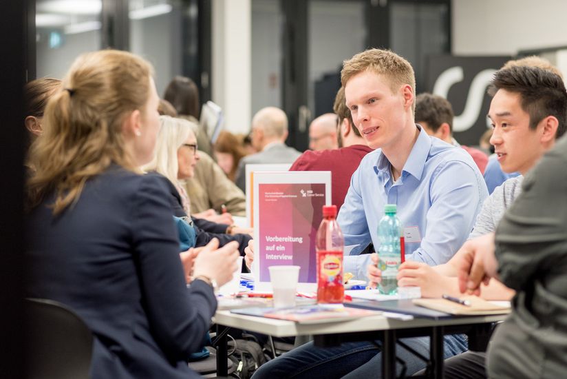 Beratungsgespräch Studenten in einem Beratungsgespräch