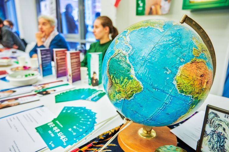 International Day 2019 Ein Globus steht auf einem Tisch an einem Informationsstand beim International Day an der Hochschule Bremen.