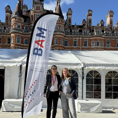 2026_BAM_Conference London Leena Pundt und Clara Schulte-Vorwick bei der BAM