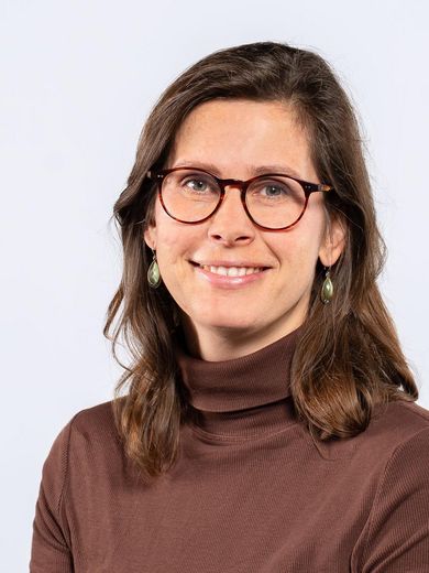 Nadine Edler-Lendvay Auf dem Bild ist Nadine Edler-Lendvay zusehen. Sie hat schulterlanges, braunes Haar. Sie trägt eine Brille und einen braunen Rollkragenpullover.