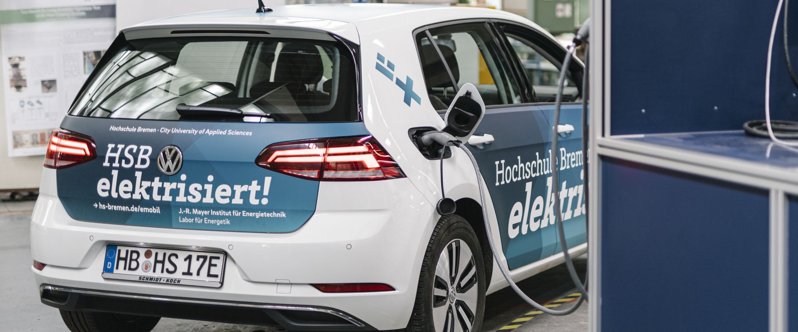 Elektroauto Ein Elektroauto im Branding der Hochschule Bremen wird aufgeladen.