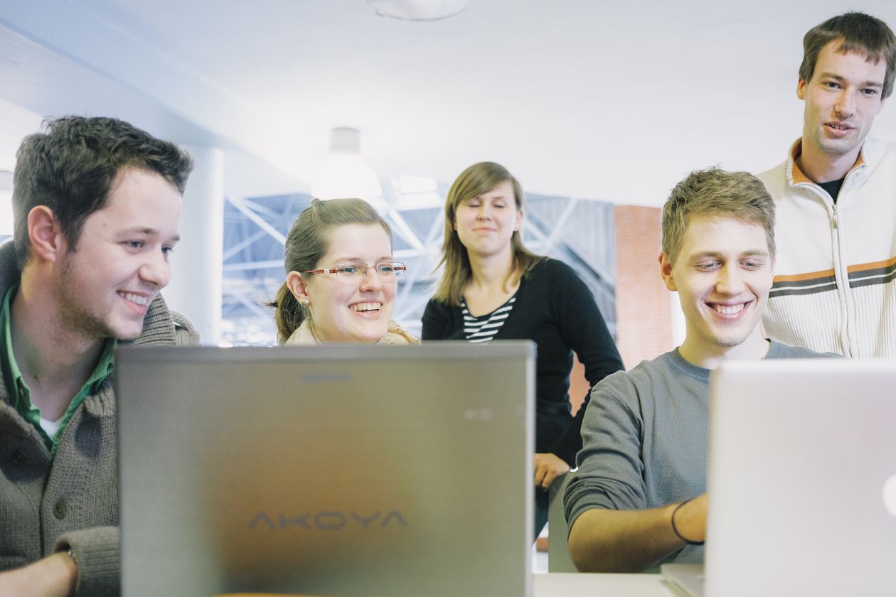 Studierende Am Laptop