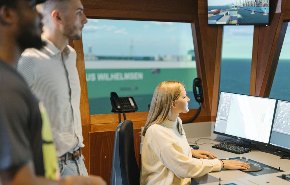 Schiffssimulator Nautik Nautikstudierende auf der Brücke des Schiffssimulators.