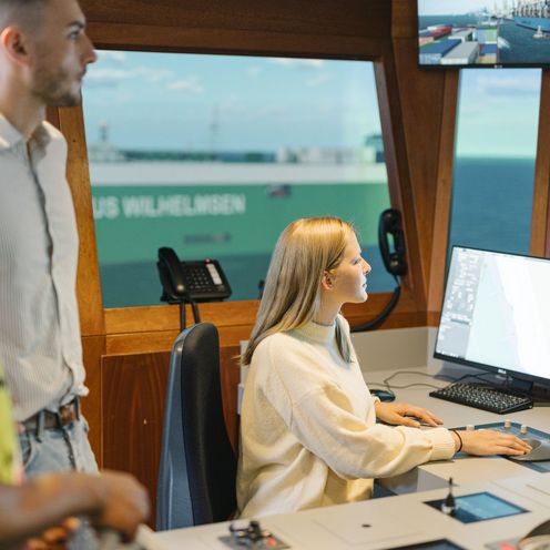 Schiffssimulator Nautik Nautikstudierende auf der Brücke des Schiffssimulators.