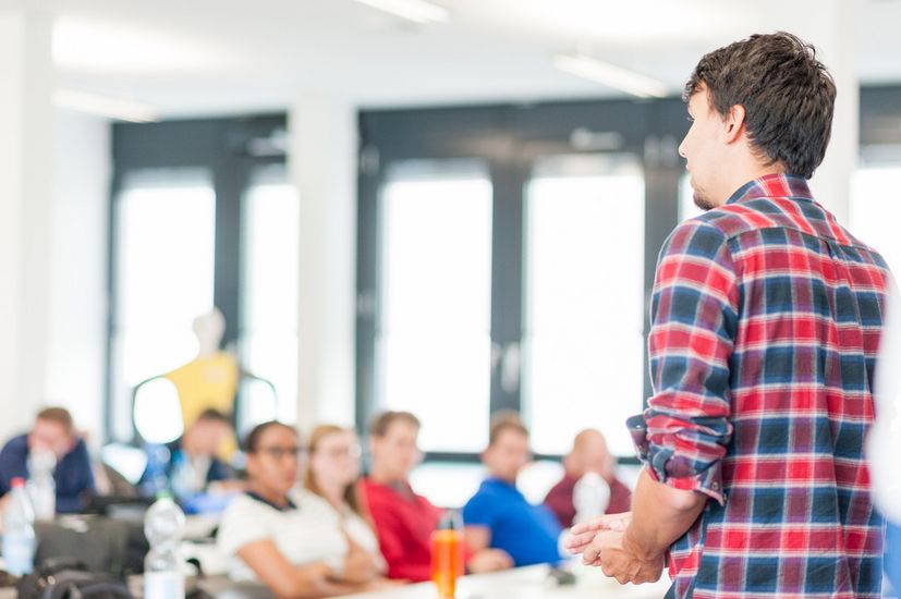 Seminar Ein Student hält einen Vortrag in einem Seminar.