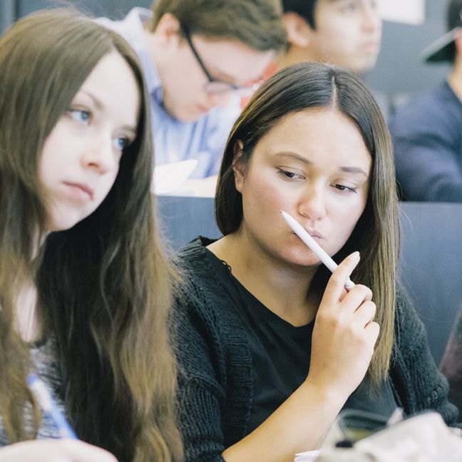Studierende Studierende sitzen nebeneinander in einem Hörsaal.