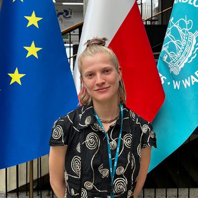 Jula Eichhorn STARS EU Junge Frau steht vor drei Fahnen