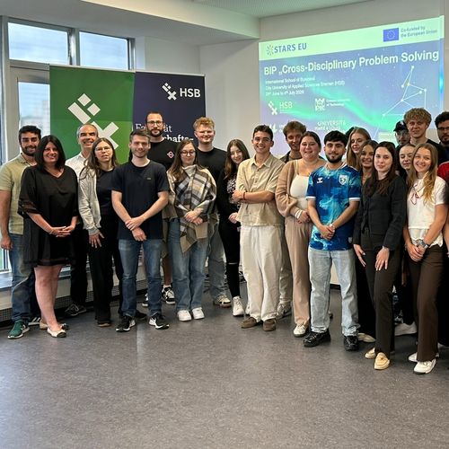 Stars-EU-BIP_2026-June_Group-Picture Gruppenbild mit 34 Personen. Im Hintergrund eine Projektion mit Stars EU Logo.