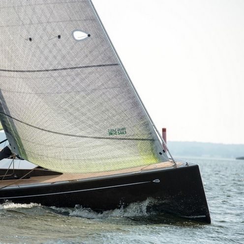 202603_Segelboot Naturfaser Segelboot auf dem Meer
