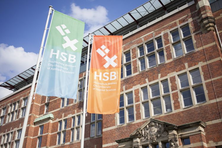 Hochschule Bremen mit Flaggen Flaggen vor dem M-Gebäude der HSB