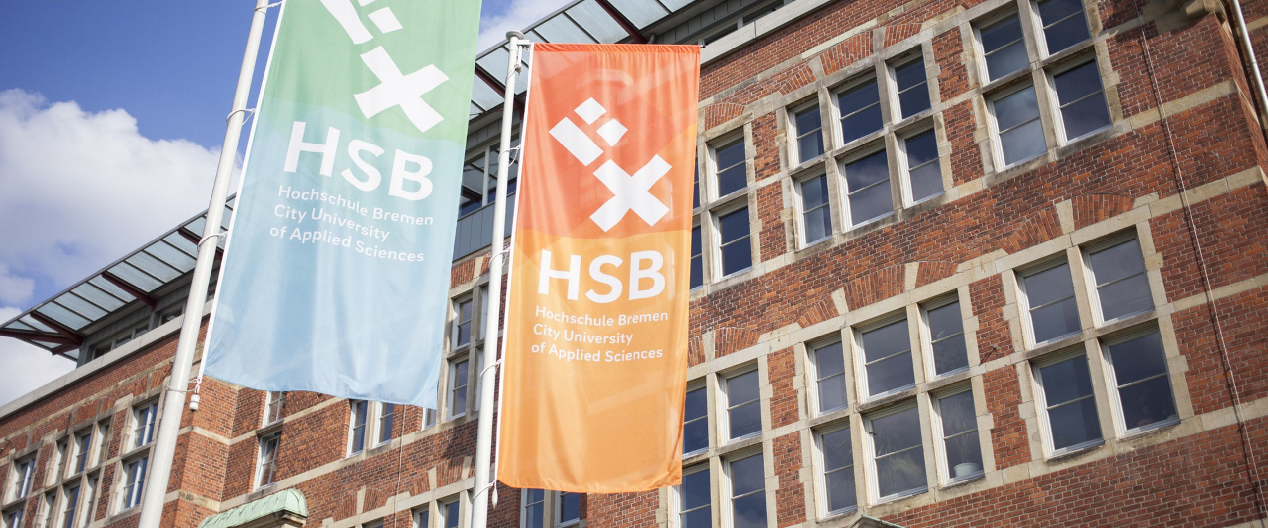 Hochschule Bremen mit Flaggen Flaggen vor dem M-Gebäude der HSB