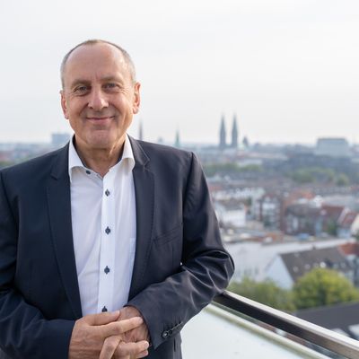Rektor Prof. Dr. Konrad Wolf auf der Terrasse des AB Gebäudes mit Blick auf Bremen