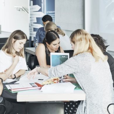 Lange Nacht der Bewerbung Teilnehmende der "Langen Nacht der Bewerbung" diskutieren an einem Tisch.