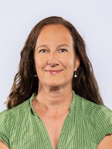 Anja Noke Auf dem Bild ist Anja Noke zusehen. Sie hat lange braune Haare und trägt eine grüne Bluse.