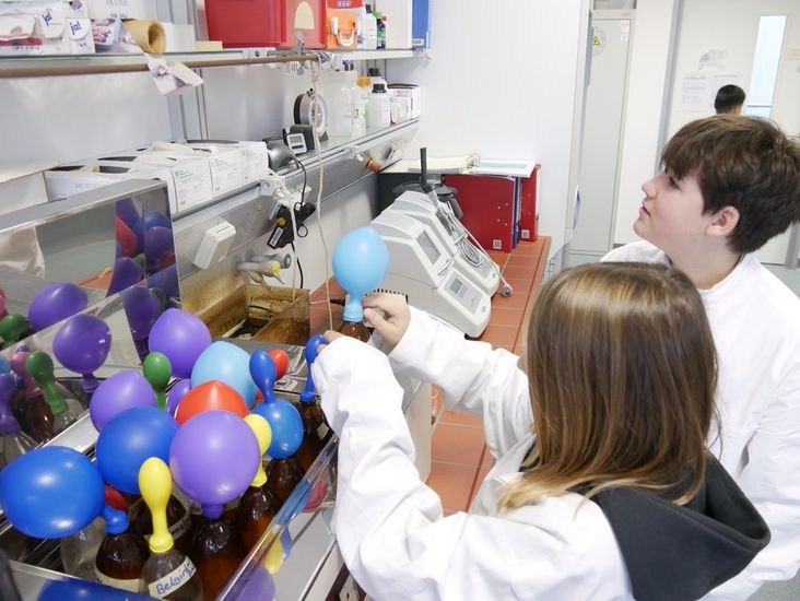 Teilnehmerinnen des Mint-Tages im Labor für Umwelttechnik. Foto: HSB - A. Clasen