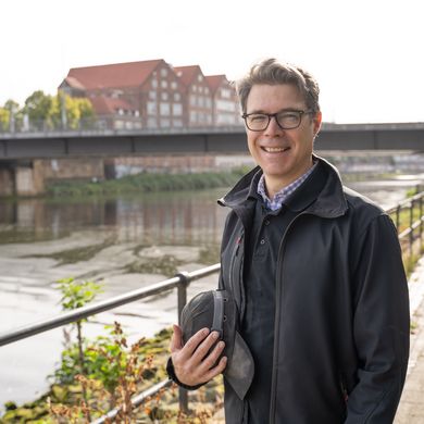 Prof. Marc Gutermann vor der Bürgermeister-Smidt-Brücke Porträtbild Prof. Marc Gutermann vor der Bürgermeister-Smidt-Brücke