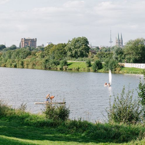 20221019_Illustration Fachtagung Forschungscluster Lebensqualität Blick auf See mit Booten.