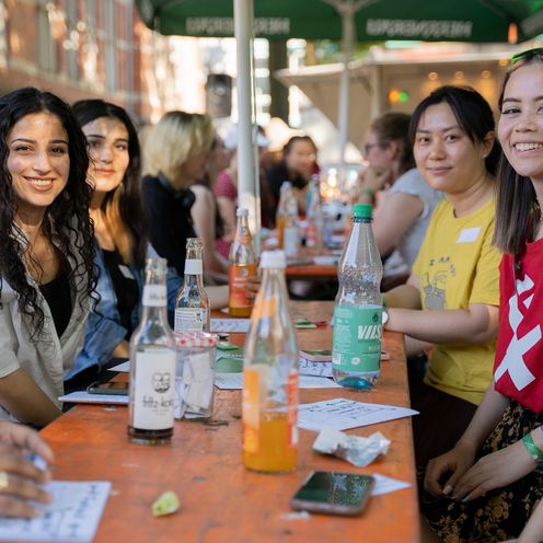 Sommerfest MeetMINT HSB Eine Gruppe von Studentinnen der HSB sitzt an einem Tisch. Vor Ihnen stehen Getränke. Das Bild wurde aufgenommen an einem Sommerfest des MeetMINT Projekt an der HSB.