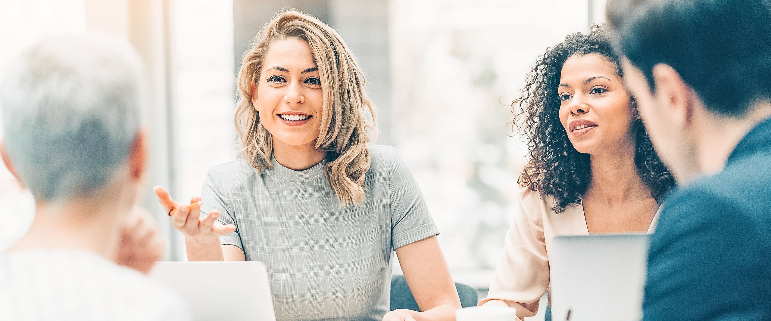 Weiterbildungsthemen Vier Personen unterschiedlichen Alters und Nationalität unterhalten sich