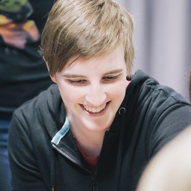 Porträt Studentin mit kurzen Haaren