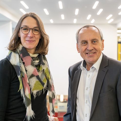 20251210_Annika Maschwitz Knrad Wolf mann und Frau lachen in die kamera