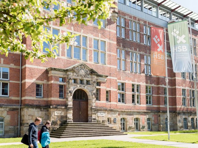M-Gebäude Frontansicht des historischen M-Gebäudes der HSB auf dem Campus Neustadtswall.