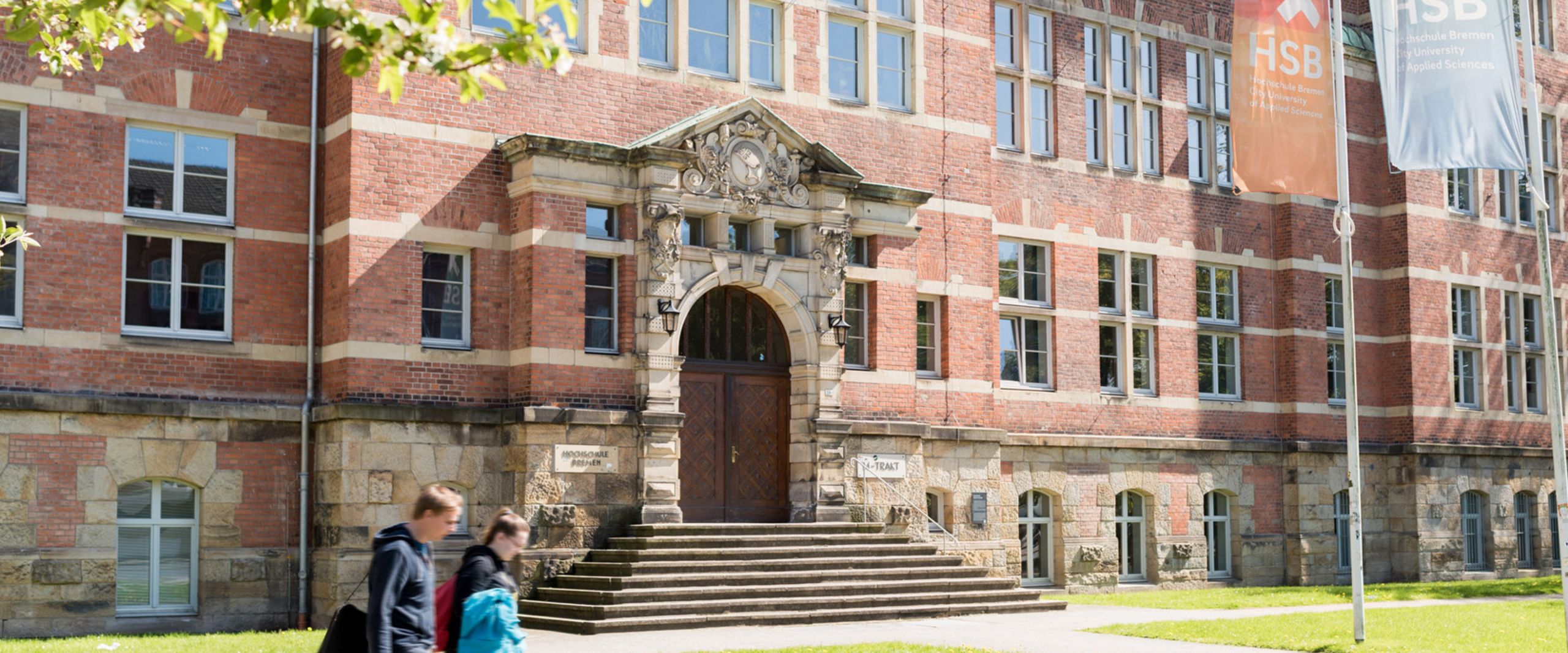 M-Gebäude Frontansicht des historischen M-Gebäudes der HSB auf dem Campus Neustadtswall.