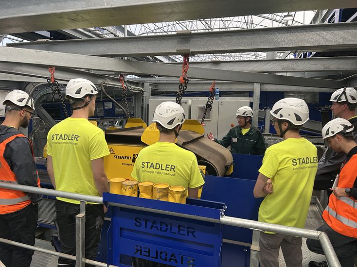 Studierende aus dem deutschsprachigen Raum im STADLER Test- und Innovationszentrum in Krsko, Slowenien bei der STADLER Summer School Foto: STADLER