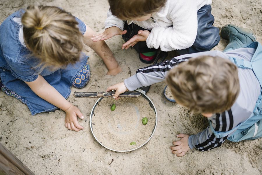 Kinder im Sand Kinder spielen im Sand