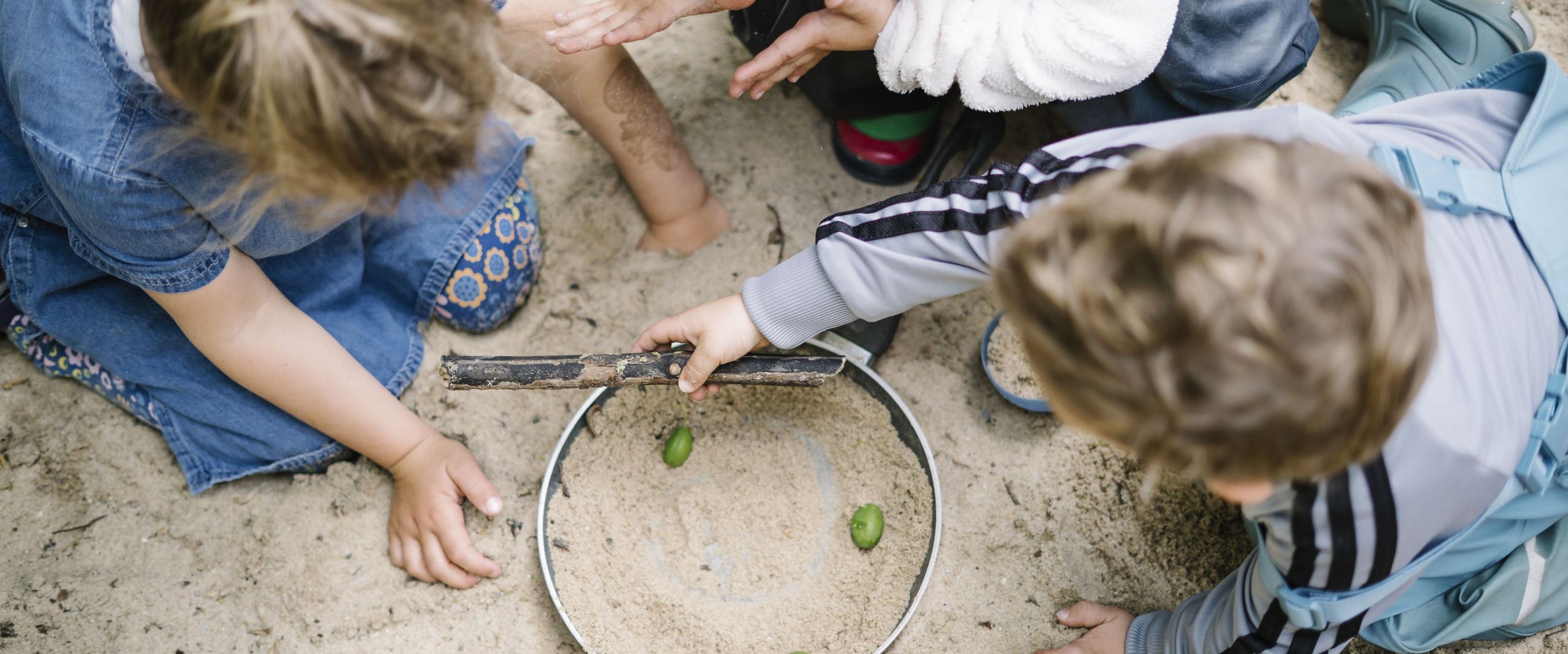 Kinder spielen im Sand