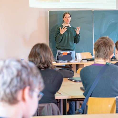 Viktoria Kathrin Janke on the opportunities and challenges of care technologies in care homes Viktoria Kathrin Janke speaks to a school class about the opportunities and challenges presented by care technologies in care homes