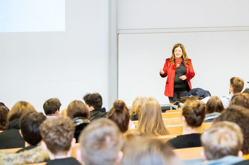 Im Hörsaal Professorin Mechthild Schrooten hält einen Vortrag vor Studieninteressierten im Hörsaal.