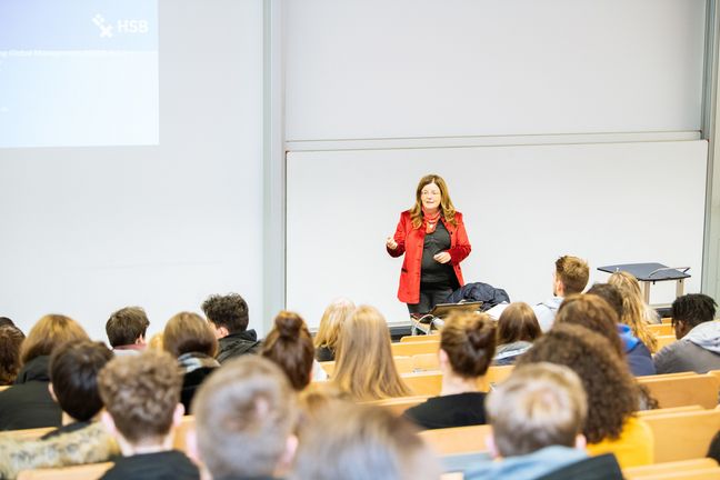 Im Hörsaal Professorin Mechthild Schrooten hält einen Vortrag vor Studieninteressierten im Hörsaal.