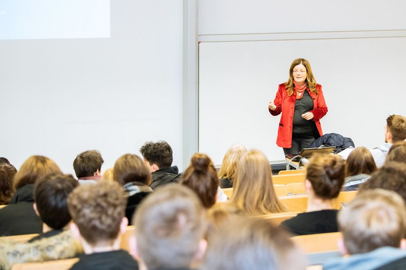 Im Hörsaal Professorin Mechthild Schrooten hält einen Vortrag vor Studieninteressierten im Hörsaal.