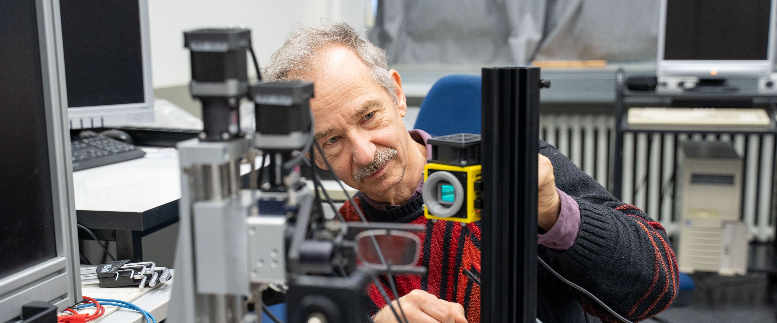 2026 neues Patent Mann sitzt an Messgerät