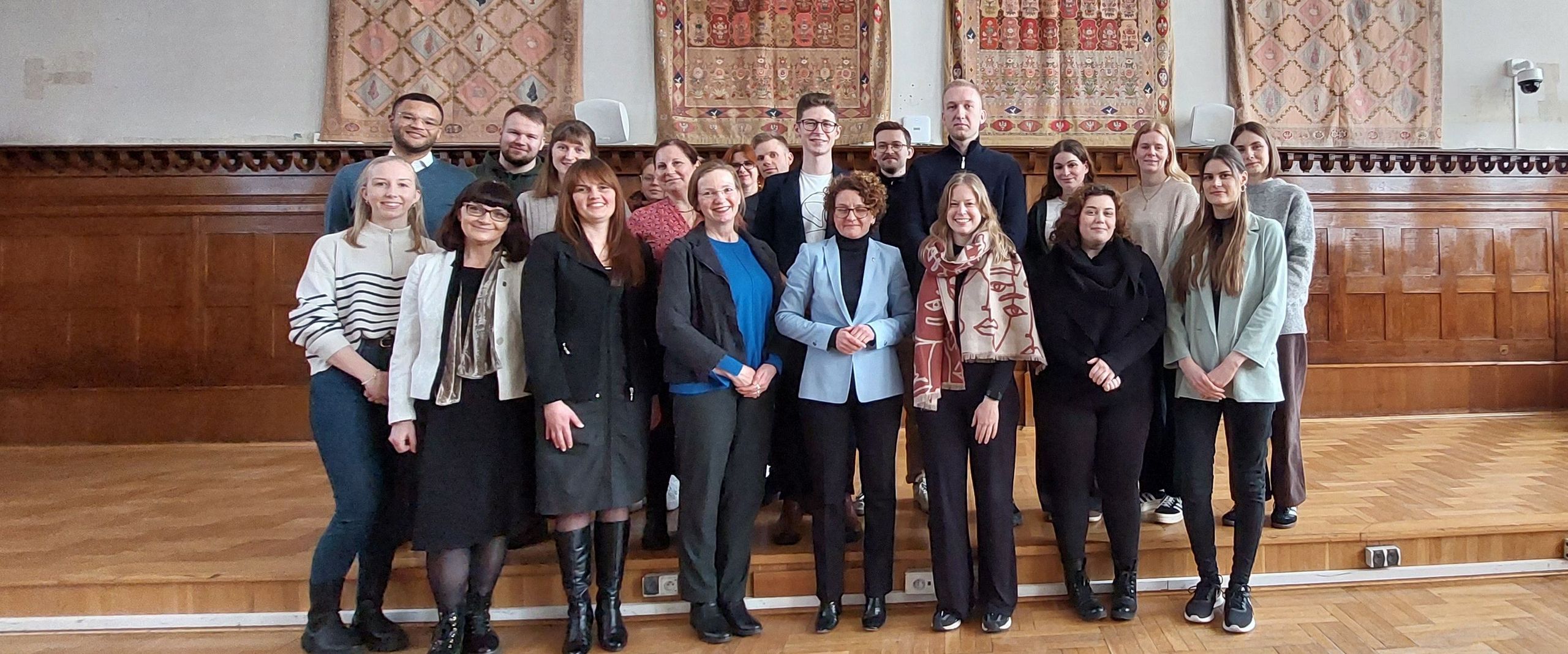 Eine Gruppe an Studierenden steht neben der Bürgermeisterin von Sopot