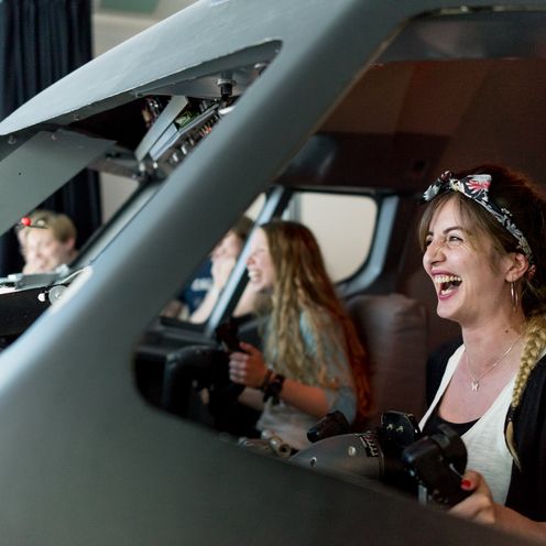 RS4317__DSC364620170627-lpr.jpg Studierende lachend im Flugsimulator.