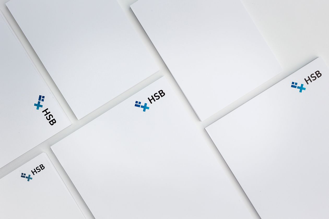 HSB Block Nebeneinander liegen mehrere weiße Papierblöcke, die das HSB-Logo in der Kopfzeile tragen.
