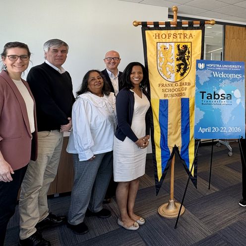 Leena Pundt Kooperationsmeeting an der Hofstra University New York Das Bild zeigt Prof. Dr. Leena Pundt und Mitarbeitende der Hofstra University New York.