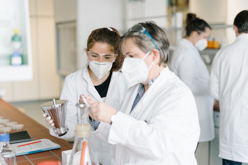 Hygienepraktikum Umwelttechnik Laborleiterin erklärt einer Studierenden den Vorgang einer Filtration.