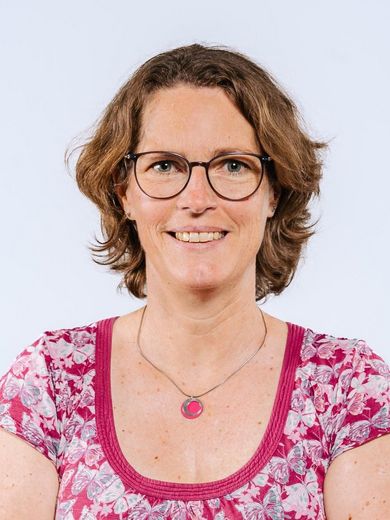 Meike Mossig Auf dem Bild ist Meike Mossig zusehen. Sie hat kinnlange braune Haare. Sie trägt eine Brille und ein Rosa geblümtes Kleid mit einer passenden Kette.