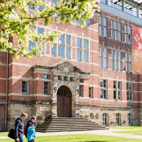M-Gebäude M-Gebäude der HSB im Frühjahr mit 2 Studierenden