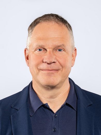 Christian Spatscheck Auf dem Foto ist Christian Spatscheck zusehen. Er hat kurzes graumelliertes Haar und trägt ein dunkelblaues Hemd
