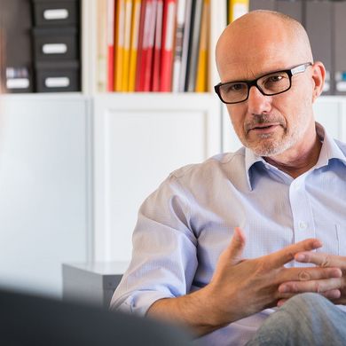 Gedundheit & Soziales Berater mit Mann im Gespräch