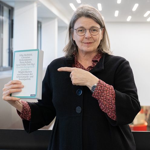 Prof. Dr. Silke Bothfeld mit Publikationen Prof. Dr. Silke Bothfeld die auf Ihre Publikation zeigt Publikationen