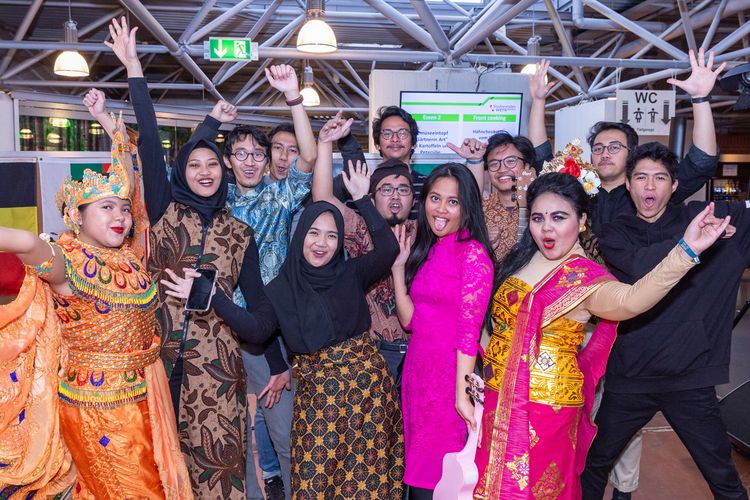 International Day 2018 Eine Gruppe Studierender posiert in bunter traditioneller ostasiatischer Kleidung.