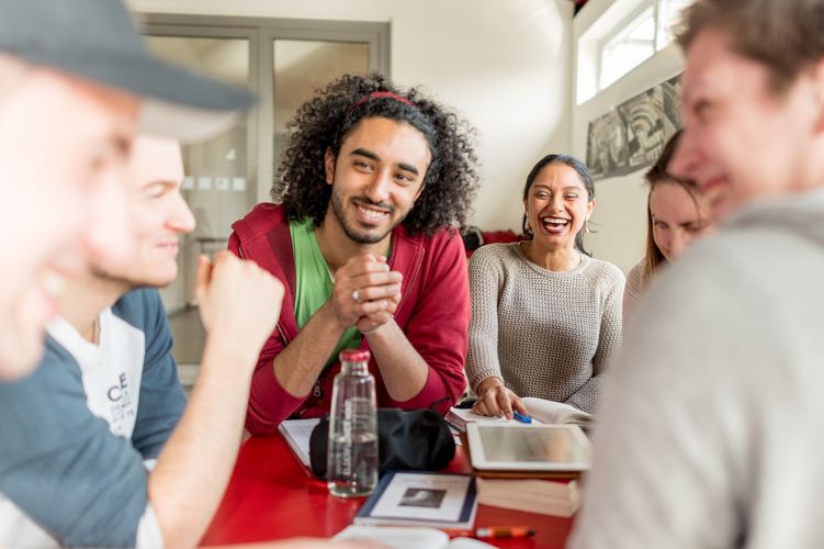 Lerngruppe Eine Gruppe Studierender sitzt an einem Tisch und lernt gemeinsam.