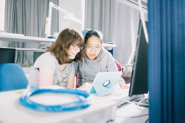 Studierende im Labor Zwei Studentinnen arbeiten an einem Laptop im Labor.