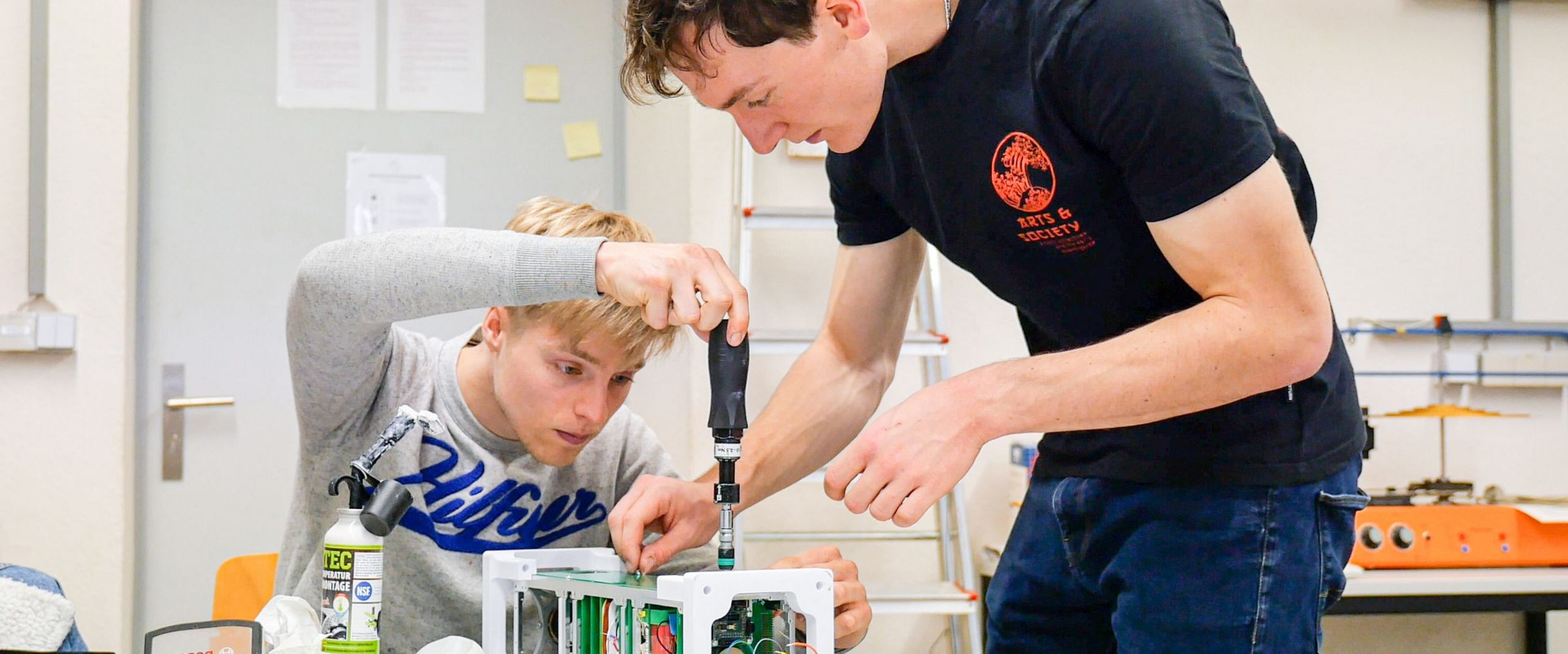 VIBES Raumfahrtforschung an der HSB HSB-Studierende arbeiten als Teil ihres Studiums an ihren eigenen Satelliten